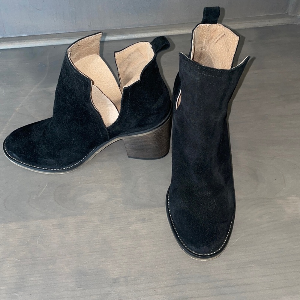 Steve Madden black suede booties worn once size 7